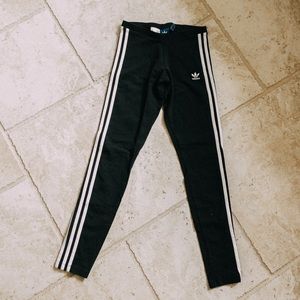 adidas🌿— black legging w/ logo!!
